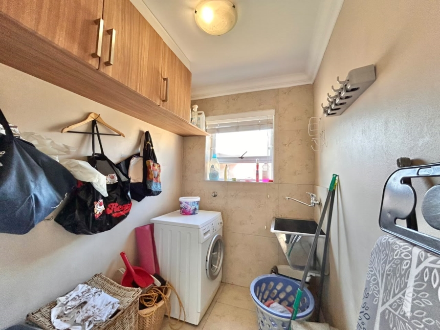 To Let 4 Bedroom Property for Rent in Plumstead Western Cape